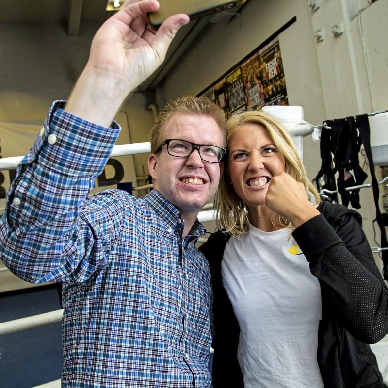 2014-06-26: Butcher´s Garage, Köpenhamn, Danmark. Selfie med boxningsstjärnan Klara Svensson inom ramen för reportageserien 'Sommarprofilen'. Foto: Claes Hall